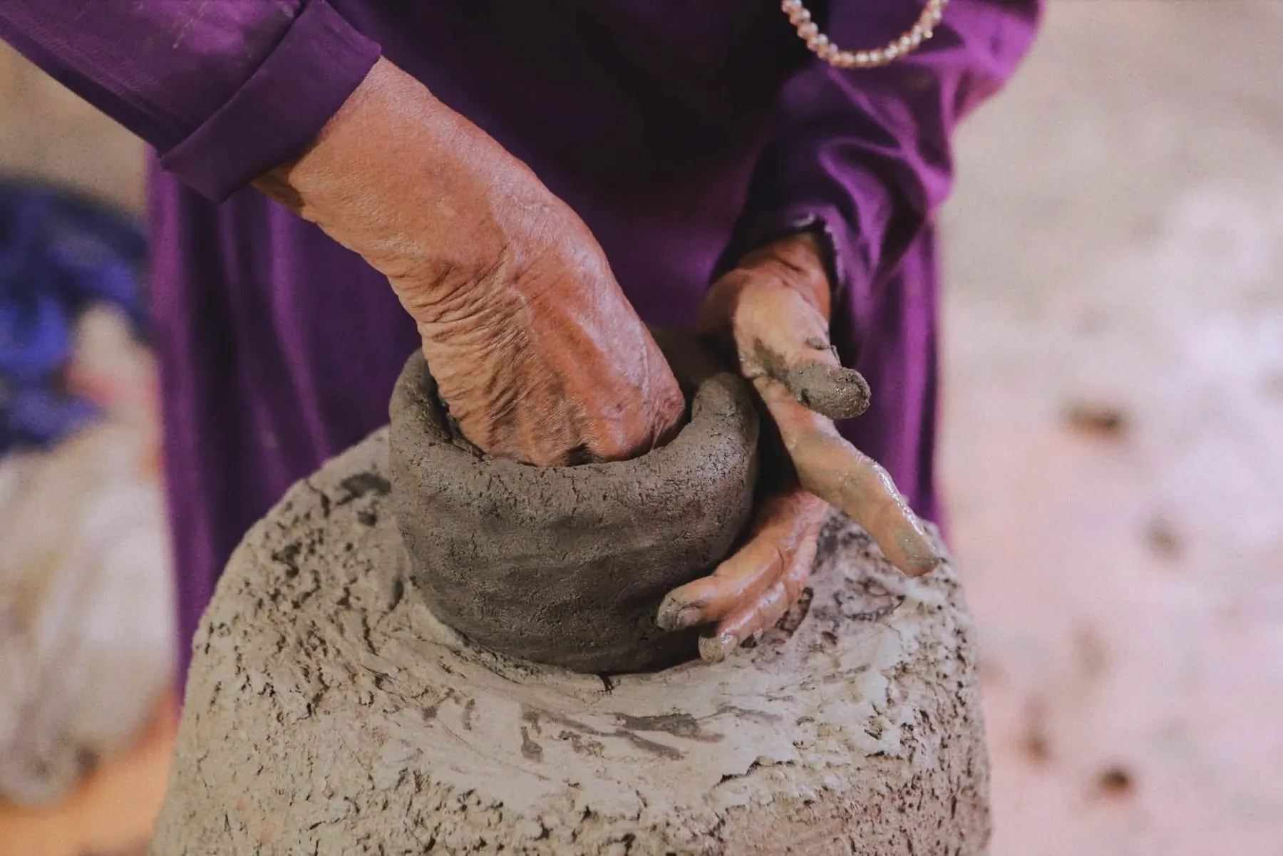 Đôi tay chai sạn vuốt miệng gốm