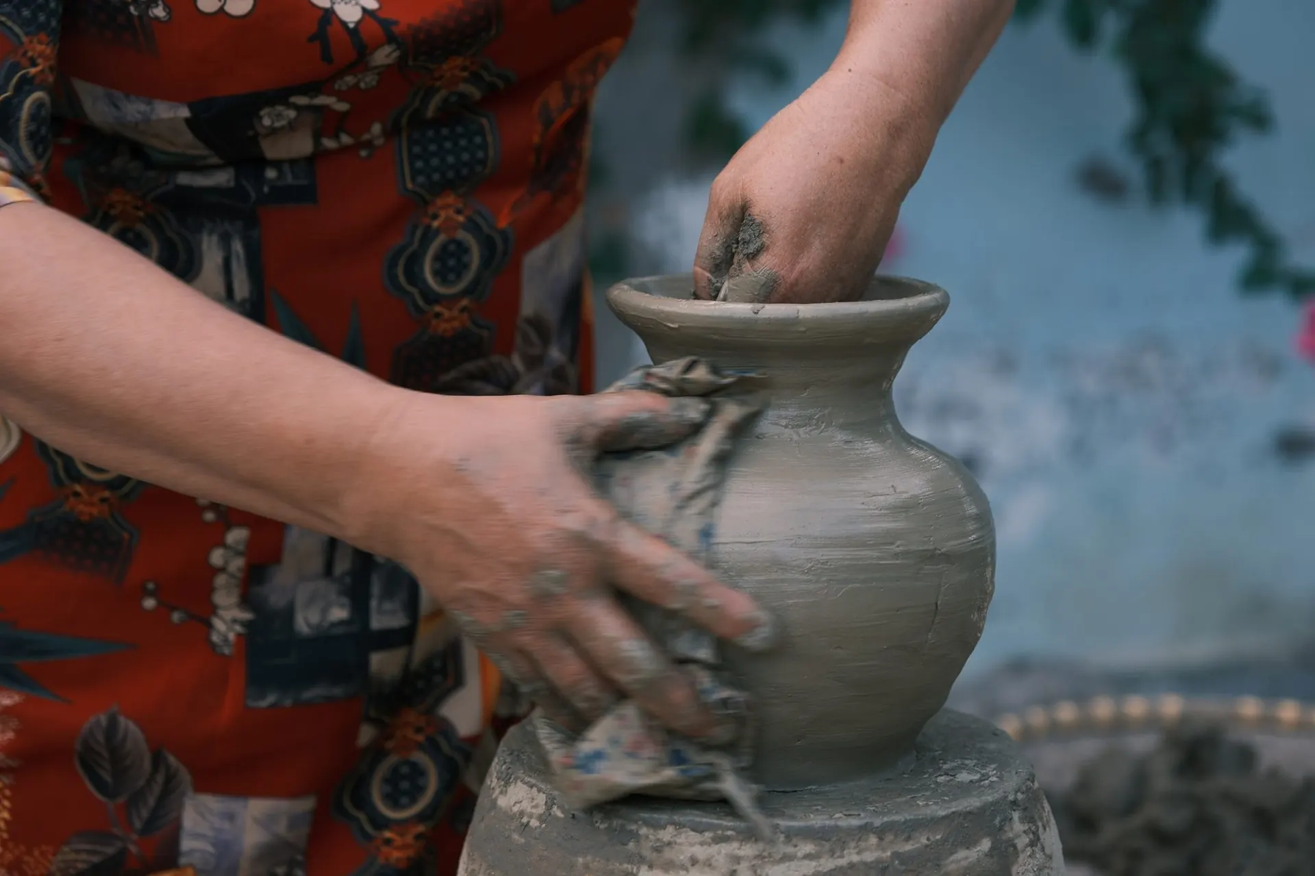 Đôi tay nghệ nhân đang tạo hình gốm