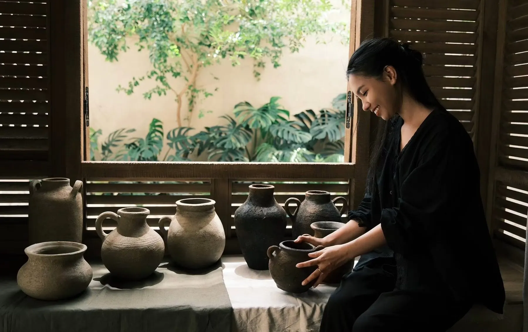 Sắp xếp hũ và nồi gốm dọc bậu cửa sổ