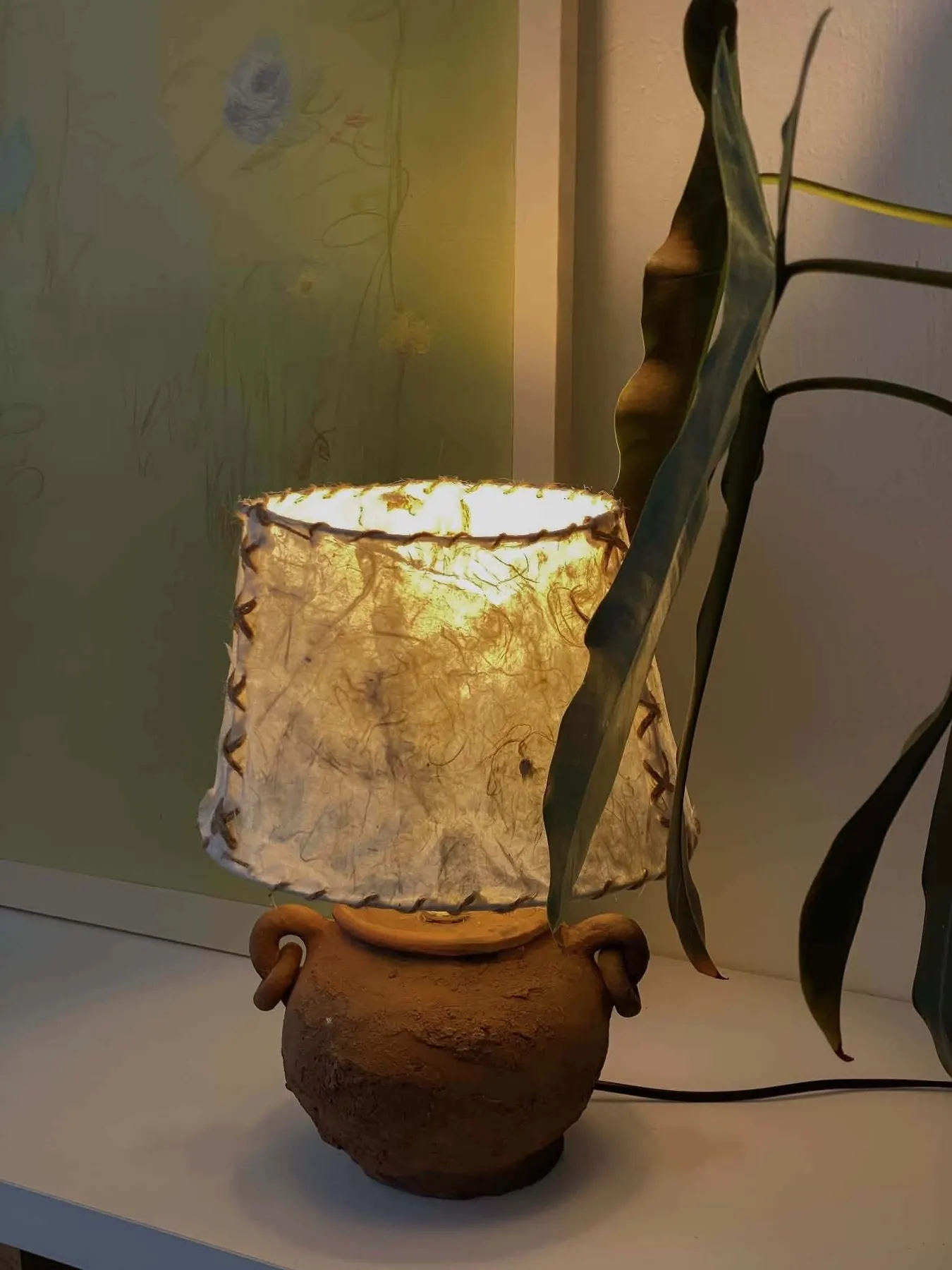 Đèn Thêu bên chậu cây, chụp giấy tỏa ánh sáng ấm