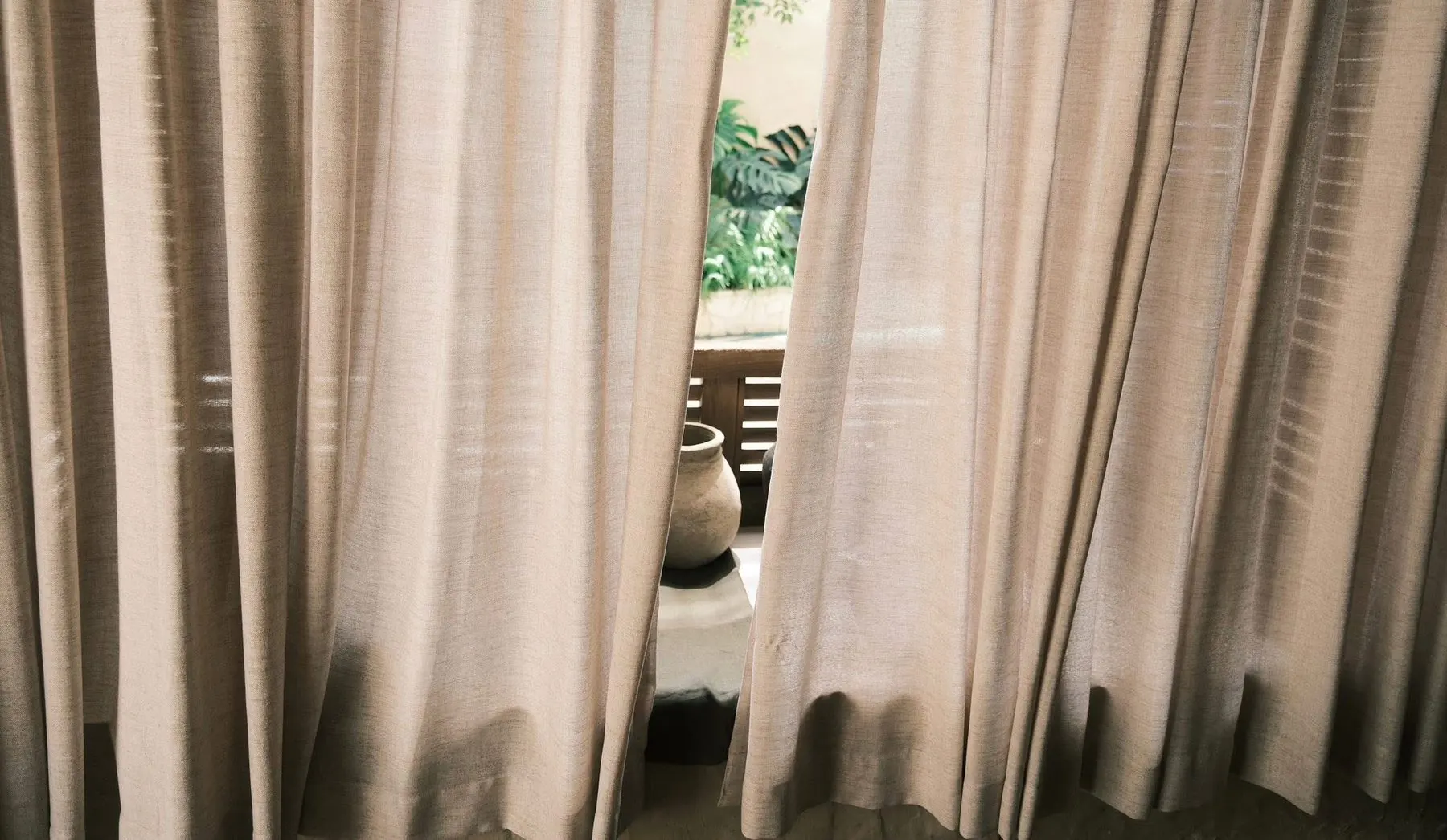 Rèm vải lanh vén bên cửa sổ, một món gốm trên bậu